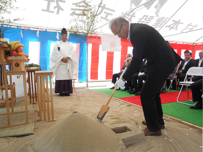 弊社板井西日本支社長が安全祈願祭で鋤入れを行う様子