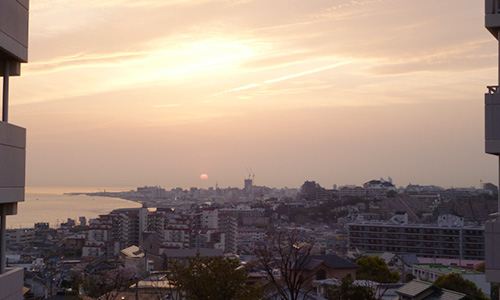 眺望5号棟から西方夕日を望む