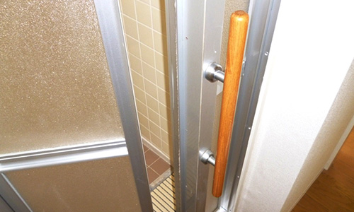 高優賃住戸の浴室入口の手すり設置の例
