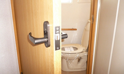 高優賃住戸のトイレ入口扉の取っ手部分