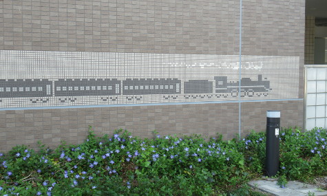 列車の模様の建物外壁
