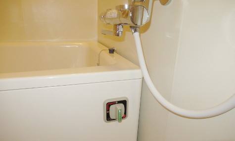 浴槽にある湯加減ハンドル