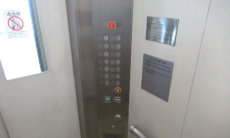 エレベーター内側