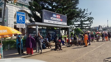マプト中央駅交通広場バス停.jpg マプト中央駅交通広場バス停.jpg