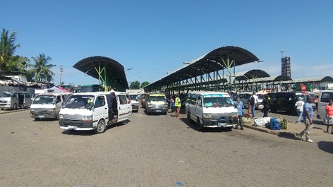 バスターミナル(シャパと呼ばれる小型バスが主流).jpg バスターミナル(シャパと呼ばれる小型バスが主流).jpg